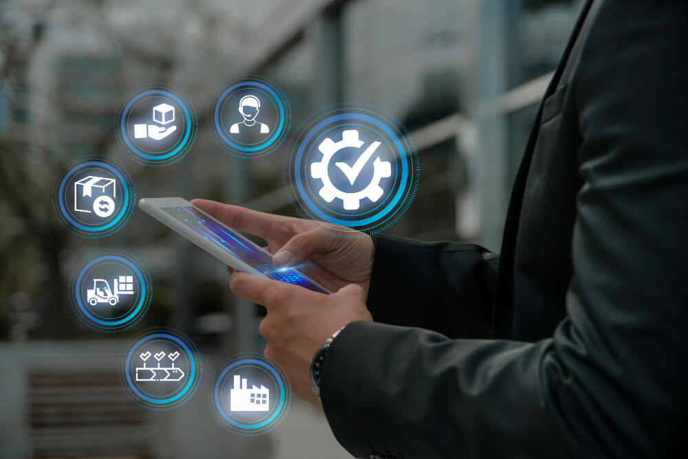 Homem utiliza tablet com ícones digitais de logística e gestão ao redor, simbolizando automação e controle por sistema próprio.