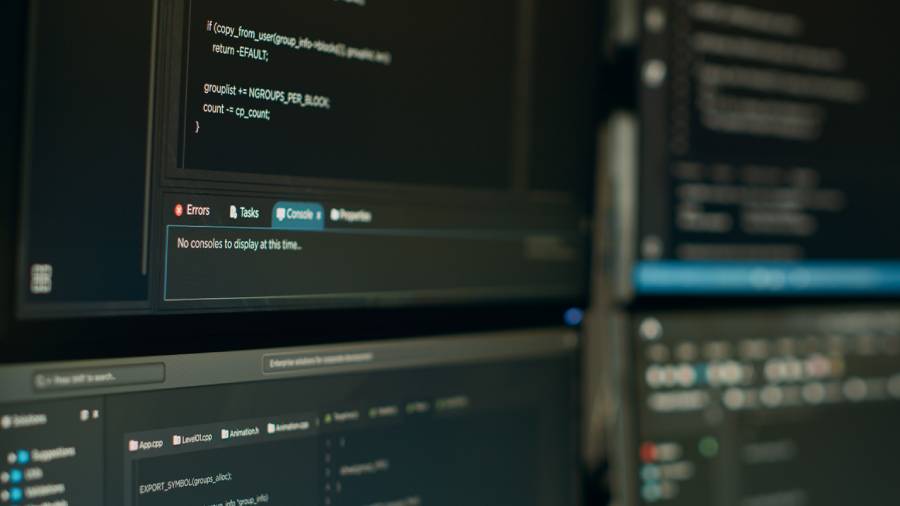 Tela com códigos e sistemas utilizados em software SaaS para desenvolvimento e monitoramento de aplicações.