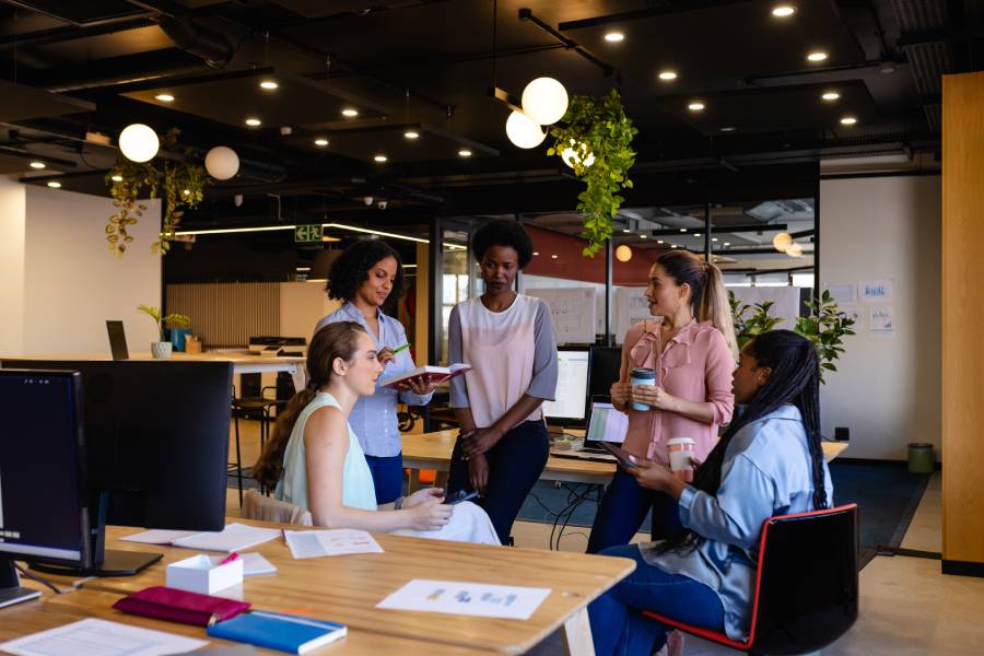Equipe colaborando em ambiente corporativo de startup de tecnologia com foco em inovação e desenvolvimento.
