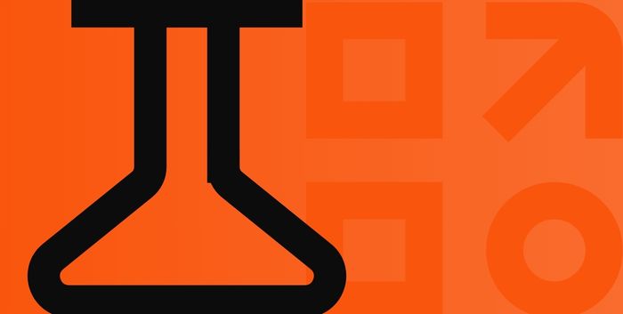 &Iacute;cone de erlenmeyer em fundo laranja, simbolizando experimenta&ccedil;&atilde;o e inova&ccedil;&atilde;o ao criar app com IA