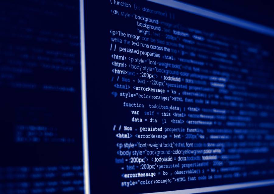 Código de programação em tela representando conceito do que é AI first no desenvolvimento de software