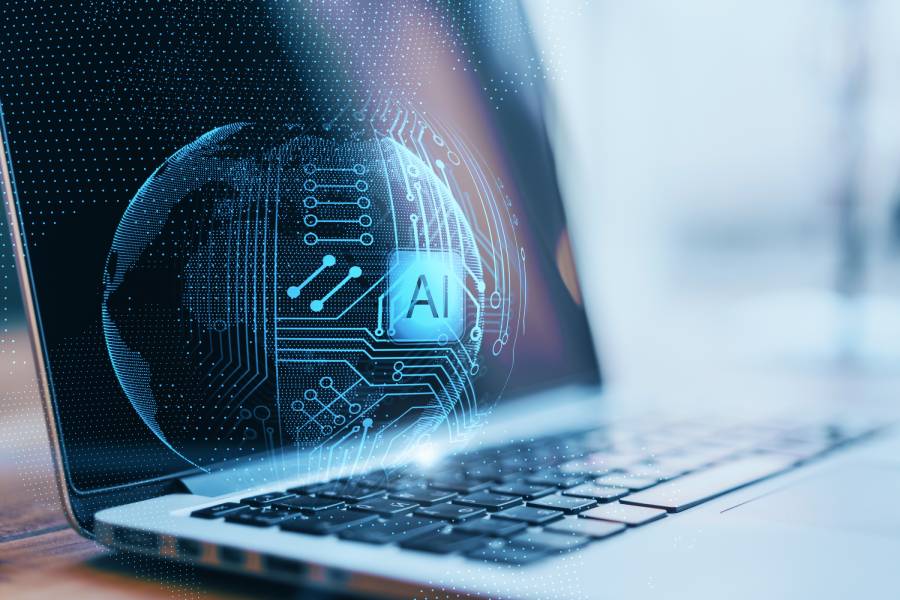 Laptop com holograma de circuito e símbolo de IA para desenvolvedores representando uso de inteligência artificial em código